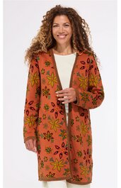 Langer, kastanienbrauner Cardigan mit großem, floralen Muster in Gelb und Schwarz, offener Schnitt ohne Verschluss, lange Ärmel, getragen von lächelnder stehender Frau