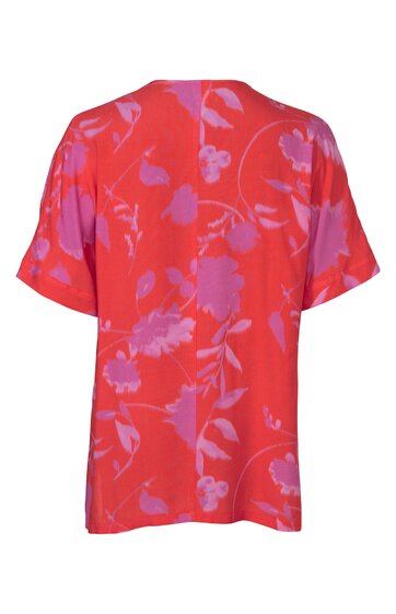 Rotes kurzärmeliges Hemd mit lila floralem Muster, gerader Schnitt, Rundhalsausschnitt, Rückenansicht, weich fallend