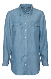 Hellblaues Hemdblusenkleid ohne Muster, durchgehende Knopfleiste vorne, zwei Brusttaschen mit Klappen, Hemdkragen, lange Ärmel mit Manschetten