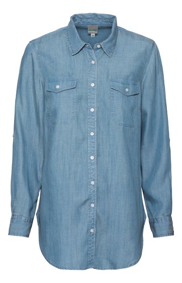 Hellblaues Hemdblusenkleid ohne Muster, durchgehende Knopfleiste vorne, zwei Brusttaschen mit Klappen, Hemdkragen, lange Ärmel mit Manschetten