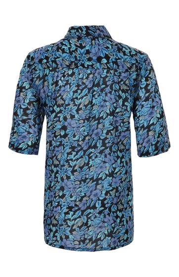 Bluse in Dunkelblau mit hellblauem und lila Blumenmuster, halblange Ärmel, umgeschlagener Kragen, gerade geschnitten