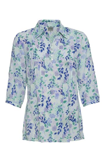Bluse in Weiß mit blau-grünem Blumenmuster, Hemdblusenkragen, Knopfleiste vorn, 3/4-Ärmel, gerade geschnitten