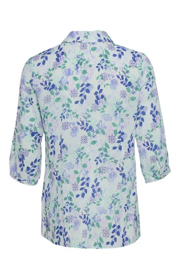 Bluse in Hellblau mit blauem und grünem floralen Muster, langer Schnitt, Stehkragen, 3/4-Ärmel mit Knopfleiste, Rückansicht