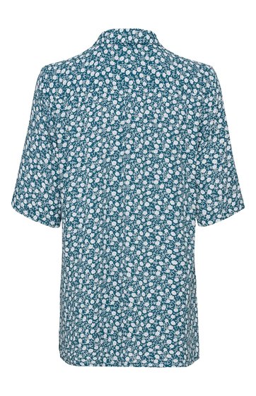 Bluse in petrolblau mit kleinem weißen Blumenmuster, Stehkragen, halblange Ärmel, gerade geschnitten