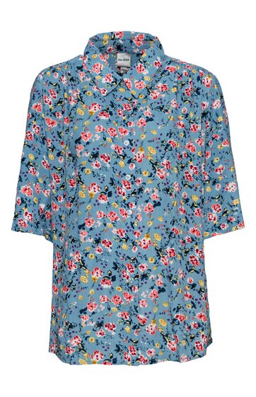 Hellblaue Bluse mit buntem Blumenmuster, kurzer Stehkragen, durchgehende Knopfleiste, dreiviertellange Ärmel, gerade geschnitten