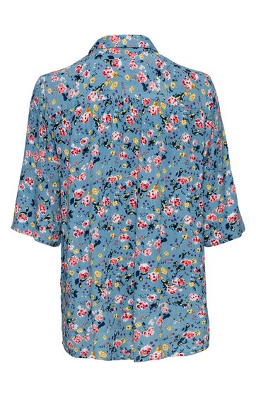 Hellblaues Damenhemd mit buntem Blumenmuster, halblange Ärmel, klassischer Kragen, gerade geschnitten, ohne sichtbare Verschlüsse, hinten gezeigt