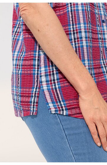 Kurzarmhemd in rot, weiß und blau kariert, mit seitlichen Schlitzen am Saum, getragen von Person mit blauem Jeansstoff