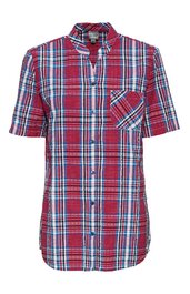 Kurzärmliges Hemd in rot mit kariertem Muster in weiß und blau, Stehkragen, durchgehende Knopfleiste, aufgesetzte Brusttasche mit diagonaler Musterführung