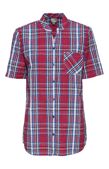 Kurzärmliges Hemd in rot mit kariertem Muster in weiß und blau, Stehkragen, durchgehende Knopfleiste, aufgesetzte Brusttasche mit diagonaler Musterführung