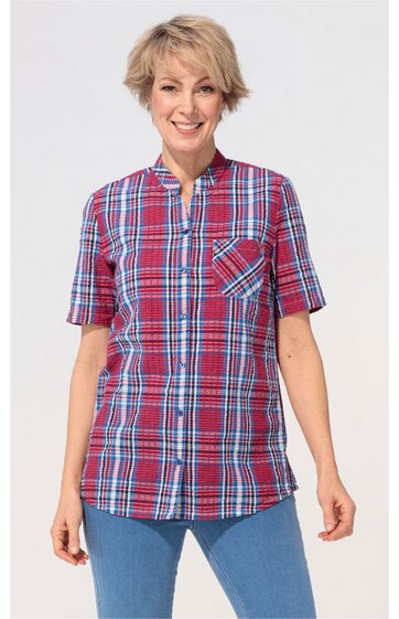 Kurzärmliges Hemd mit Stehkragen in Rot mit blau-weißem Karomuster, durchgehende Knopfleiste, aufgesetzte Brusttasche, getragen von stehender Frau, lockere Passform