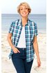 Kurzärmeliges Hemd, karierte Muster in Blau- und Türkistönen, klassischer Hemdkragen, Vorderseite geöffnet, getragen von stehender Frau am Strand, kombiniert mit weißem Unterhemd und dunkler Jeans