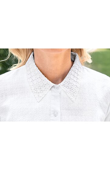 Weiße Bluse mit Spitzenkragen, Knopfleiste mit weißen Knöpfen, glatte Stoffstruktur, hochgeschlossener Kragen, naher Ausschnitt am Oberkörper