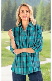 Blau-grün kariertes Hemd mit Kragen, Knopfleiste, langen Ärmeln zum Hochkrempeln, gerade geschnitten, getragen von lächelnder stehender Frau vor Naturkulisse