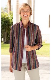 Mehrfarbiges Hemd mit vertikalem Streifenmuster in Rot, Blau, Grün und Braun, Knopfleiste vorne, Kragen, 3/4-Arm, locker geschnitten, getragen von lächelnder stehender Frau
