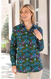 Langärmlige Bluse in dunkelgrün mit buntem floralen Muster, Hemdkragen, durchgehende Knopfleiste, gerade geschnitten, getragen von lächelnder stehender Frau