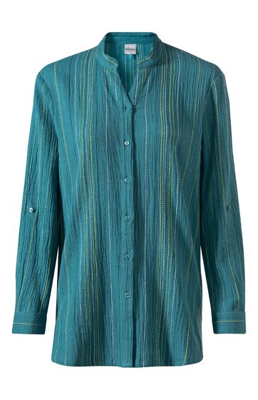 Langärmlige Bluse in petrolgrün mit vertikalen feinen Streifen in Hellblau, Weiß und Gelb, Stehkragen, durchgehende Knopfleiste, gerader Schnitt
