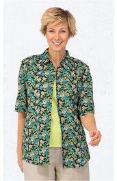 Damenbluse in Dunkelgrün mit blauem und beigem Blumenmuster, Hemdblusenkragen, halblange Ärmel, gerade geschnitten, getragen von stehender Frau, locker fallend