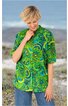 Grüne Bluse mit blauem und gelbem Paisleymuster, V-Ausschnitt mit Kragen, halblange Ärmel, gerade geschnitten, getragen von lächelnder stehender Frau mit kurzem blonden Haar