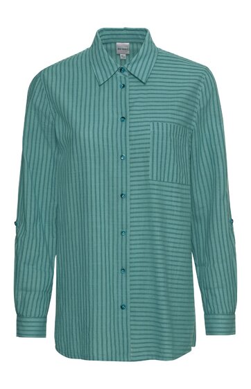 Langärmliges Hemd in Türkis mit feinen horizontalen Streifen, durchgehende Knopfleiste, Hemdblusenkragen, aufgesetzte Brusttasche links, Ärmel mit Riegel und Knopf zum Krempeln, lockere Passform