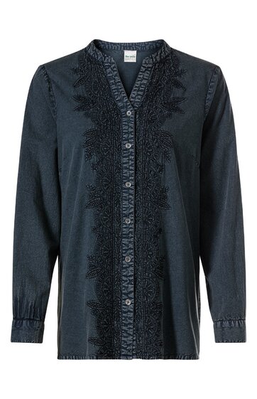 Dunkelblaue Bluse mit floralem Muster auf Brust und Ärmelansatz, durchgehende Knopfleiste, Stehkragen, lange Ärmel mit Knopfmanschetten, gerade geschnitten