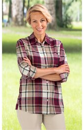 Damenbluse in Altrosa und Creme mit Karomuster, Hemdkragen, Knopfleiste vorne, lange Ärmel, getragen von lächelnder Frau mit verschränkten Armen, lockere Passform