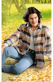 Damenhemd in Hellbraun, Weiß und Schwarz kariert, mit Kragen und Knopfleiste, langärmlig, getragen von sitzender Frau, offen über weißem T-Shirt, kombiniert mit blauen Jeans