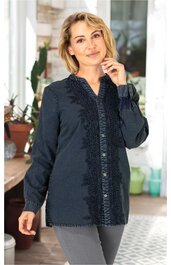 Dunkelblaue Bluse mit Spitzenborte, Stehkragen, Knopfleiste, lange Ärmel mit Manschetten, gerade geschnitten, getragen von stehender Frau, lockere Passform