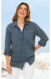 Dunkelblaue Hemdbluse mit feinem Karomuster, Knopfleiste, klassischer Kragen, lange Ärmel hochgekrempelt, lockere Passform, getragen von stehender Frau, frontale Ansicht