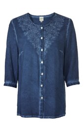 Damenbluse in dunklem Blau, unifarben mit floraler Stickerei am Rundhalsausschnitt, durchgehende Knopfleiste mit weißen Perlmuttknöpfen, 3/4-lange Ärmel, lockere Passform