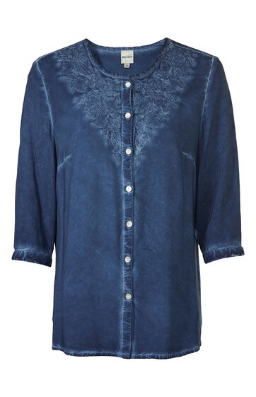 Damenbluse in dunklem Blau, unifarben mit floraler Stickerei am Rundhalsausschnitt, durchgehende Knopfleiste mit weißen Perlmuttknöpfen, 3/4-lange Ärmel, lockere Passform