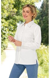 Weiße Bluse mit Stehkragen und Knopfleiste, lange Ärmel, gerade geschnitten, getragen von einer lächelnden Frau in stehender Position, kombiniert mit blauen Jeans