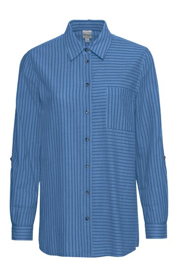Hellblaues Hemd mit dunkelblauen vertikalen Streifen, Kragen, durchgehende Knopfleiste, langärmlig, aufgesetzte Brusttasche links, gerade geschnitten