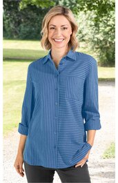 Blau gestreifte Bluse mit Hemdkragen, durchgehender Knopfleiste, aufgesetzter Brusttasche, lange Ärmel mit Umschlag, getragen von stehender Frau im Freien