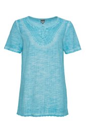 Hellblaues kurzärmeliges Damenoberteil mit Rundhalsausschnitt, Häkelmuster am Oberteil, Knopfleiste mit zwei Knöpfen, leicht taillierte Form, feine Raffung am Saum