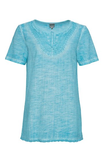 Hellblaues kurzärmeliges Damenoberteil mit Rundhalsausschnitt, Häkelmuster am Oberteil, Knopfleiste mit zwei Knöpfen, leicht taillierte Form, feine Raffung am Saum