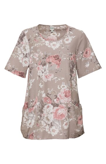 Kurzärmeliges Damenoberteil in taupe mit großflächigem weißen und rosa Blumenmuster, Rundhalsausschnitt, lockere Passform, leicht verlängerter Saum mit seitlichen Eingrifftaschen