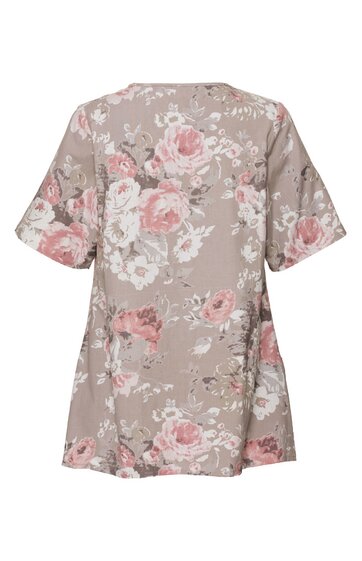 Beige Bluse mit rosa und weißen Blumenmuster, kurze Ärmel, gerader Schnitt, Rundhalsausschnitt, ohne weitere sichtbare Details