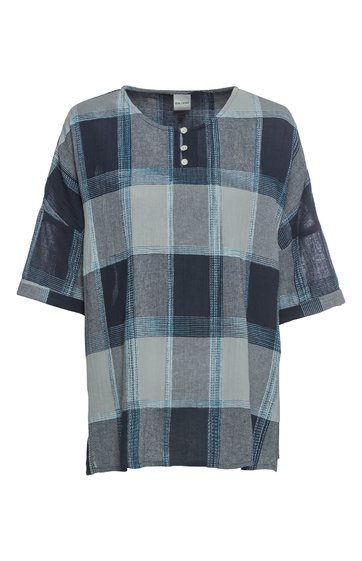 Kariertes Kurzarmshirt in Hellblau, Dunkelblau und Grau, Rundhalsausschnitt mit drei Knöpfen, gerade geschnitten, locker sitzend