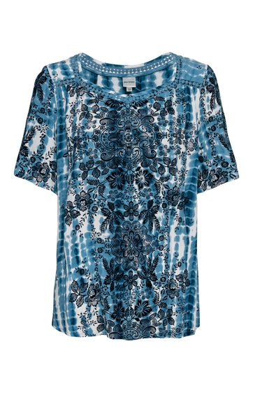 T-Shirt in Blau mit Batikmuster und schwarzem Blumenmuster, Rundhalsausschnitt, kurze Ärmel, gerade geschnitten