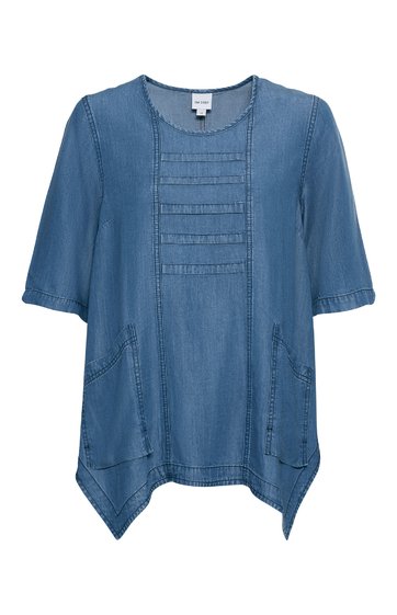 Blaues Damenoberteil, einfarbig, Rundhalsausschnitt, kurze Ärmel, rechteckige Zierstreifen auf der Brust, asymmetrischer Saum, aufgesetzte Taschen vorne