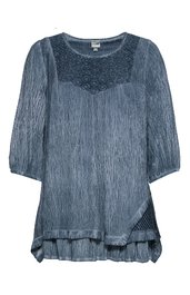 Bluse in rauchblau mit feiner Streifenstruktur, Spitzenbesatz am Rundhalsausschnitt, dreiviertellange geformte Ärmel, asymmetrischer Saum mit kleiner Raffung auf einer Seite