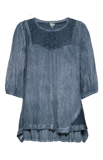 Bluse in rauchblau mit feiner Streifenstruktur, Spitzenbesatz am Rundhalsausschnitt, dreiviertellange geformte Ärmel, asymmetrischer Saum mit kleiner Raffung auf einer Seite