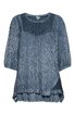 Bluse in rauchblau mit feiner Streifenstruktur, Spitzenbesatz am Rundhalsausschnitt, dreiviertellange geformte Ärmel, asymmetrischer Saum mit kleiner Raffung auf einer Seite