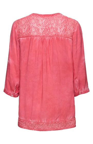 Rosa Damenbluse mit Spitzenmuster am Rücken und unteren Saum, lange Ärmel mit Knopfmanschetten, lockere Passform, hinten liegende Falten unter dem Spitzenbesatz