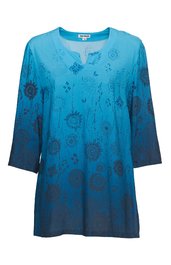 Blaues Damenoberteil mit 3/4-Ärmeln, florales Druckmuster in dunklerem Blau, Rundhalsausschnitt mit kleiner Knopfleiste vorne, leicht ausgestellte Form