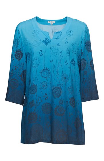 Blaues Damenoberteil mit 3/4-Ärmeln, florales Druckmuster in dunklerem Blau, Rundhalsausschnitt mit kleiner Knopfleiste vorne, leicht ausgestellte Form