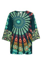 Kurzes Kleid in dunklem Petrolgrün mit großem, kreisförmigem, buntem Mandala-Muster in Grün, Rot und Gelb, Fledermausärmel mit Blumenmuster, Rundhalsausschnitt, lockere Passform