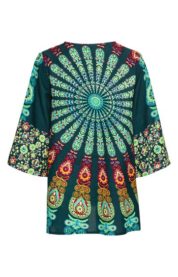 Tunika in dunkelgrün mit rundem Kragen, bunte mandalaartige Muster in türkis, rot und gelb, dreiviertellange weite Ärmel, gerade geschnitten