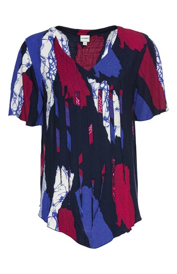 Kurzärmliges Damenoberteil in dunklem Blau, Rot und Weiß mit abstraktem Fleckenmuster, V-Ausschnitt, locker fallende Passform, leicht asymmetrischer Saum