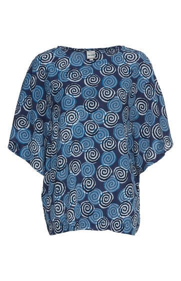 Blaues Damenoberteil mit rundem Ausschnitt, 3/4 langen weiten Ärmeln, bedruckt mit weißen und hellblauen Spiralmustern, gerade geschnitten